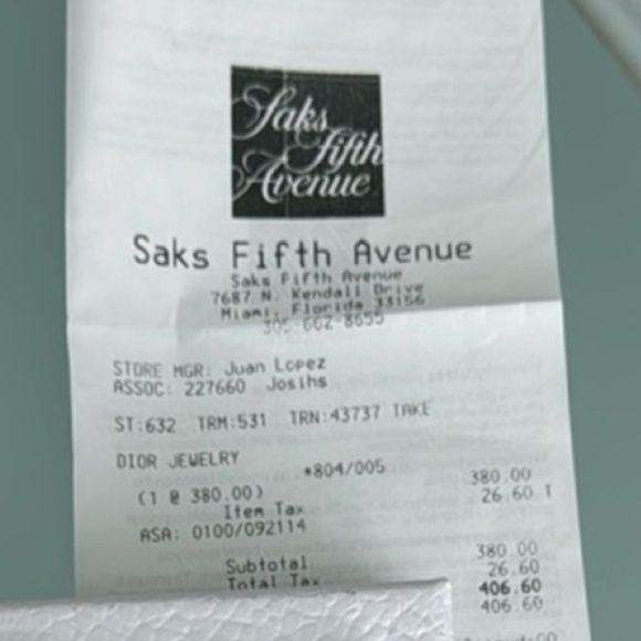 Authentic Petit CD Earrings Gold-Finish Metal and White Pearls box included - Picture 7 of 7